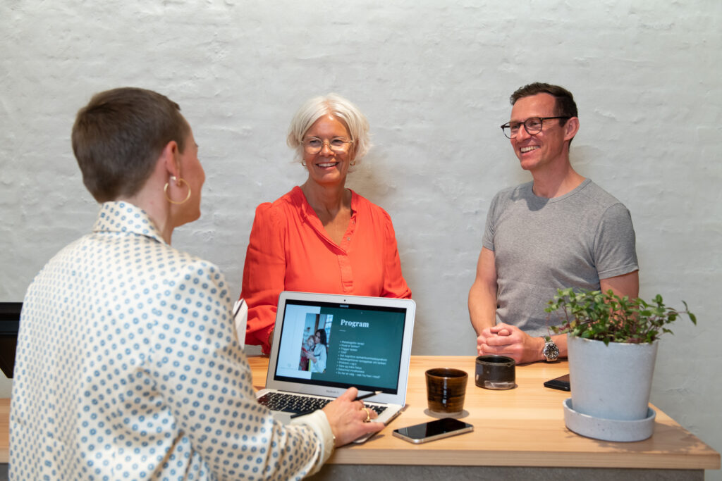 terapeut og konsulent lotte oldrup rasmussen holder møde med virksomher om oplæg og kursus om stress og trivsel metakognitiv terapi