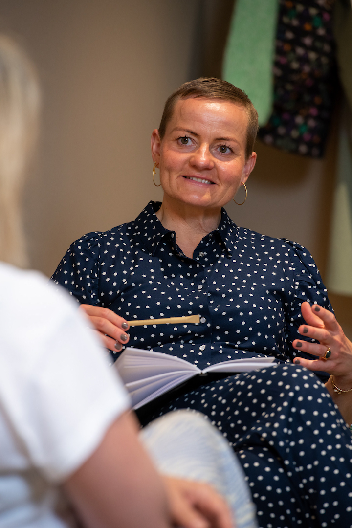 Lotte Oldrup Terapeut og konsulent metakognitiv terapi har samtale med klient